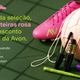 Avon transforma chuteiras rosas em campo em descontos progressivos para os torcedores