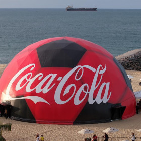 Em clima de futebol, Coca-Cola traz espaço imersivo gratuito para a Praia de Iracema