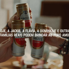 Amstel aposta em narrativa emocional em campanha que marca os 8 anos de apoio ao orgulho LGBTQIAPN+ do Brasil