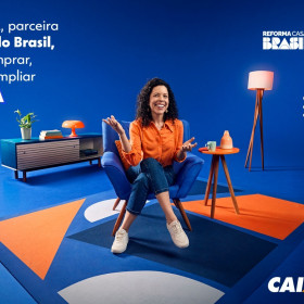 Calia cria campanha para a CAIXA que transforma o sofá em símbolo da jornada habitacional dos brasileiros