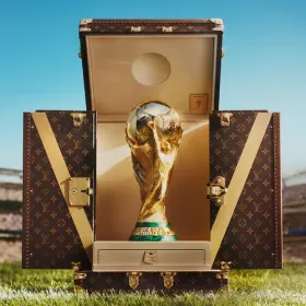Louis Vuitton apresenta baú oficial que levará a taça da Copa do Mundo até a final
