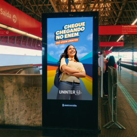 Eletromidia e Uninter usam DOOH como motor de performance digital e registram alta de 2.000% em acessos