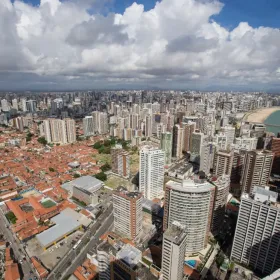 Prefeitura de Fortaleza firma parceria com Airbnb para compartilhamento de dados turísticos