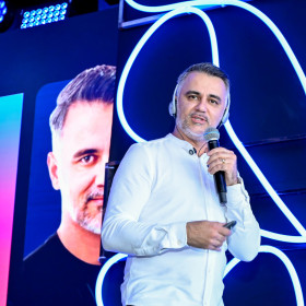 Marca real toca a alma humana antes de pensar no algoritmo, defende Renan Sousa no NM2B 2026