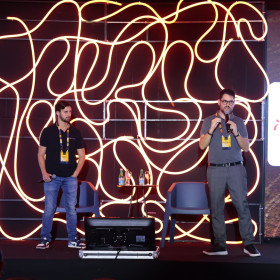 No NM2B 2026, Filipe Faro e Matheus Auharek defendem que CRM é sobre entender de gente