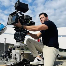 Santeria convida público para bastidores de set de filmagem em ação com impacto social