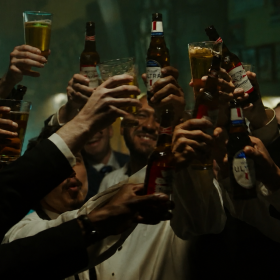 Ambev e AB InBev lançam campanha “Cheers to Beer” para celebrar o papel da cerveja na conexão entre pessoas