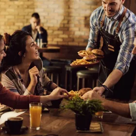 Varejo brasileiro acelera no 1º semestre de 2026, impulsionado por restaurantes e força da região Centro-Oeste