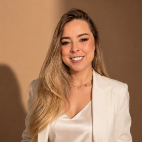 O consumidor ainda escolhe. Mas quem monta a prateleira agora é a IA
