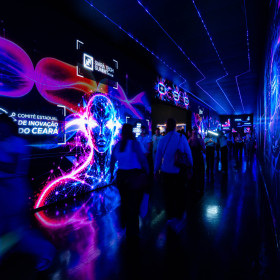 Firma Produções assina, com a Voe Ideias, túnel imersivo com IA generativa e 140 metros de LED no Siará Tech Summit 2026