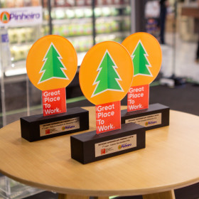Supermercado Pinheiro premia São Geraldo, 3corações e Pole Distribuidora com a certificação GPTW