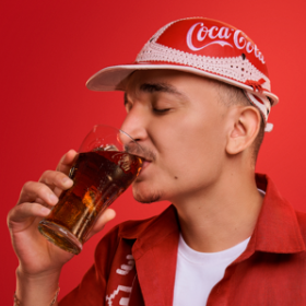 Coca-Cola aposta em João Gomes e no piseiro para campanha sobre embalagens retornáveis