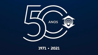 Design do selo comemorativo de 50 anos da Fundação Edson Queiroz criado pelo aluno Nicolas Nobre que venceu o desafio criativo.